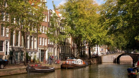 Denarne kazni za nevzgojene turiste, ki po Amsterdamu popivajo, urinirajo in smetijo