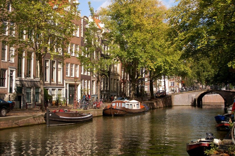 Denarne kazni za nevzgojene turiste, ki po Amsterdamu popivajo, urinirajo in smetijo (foto: profimedia)