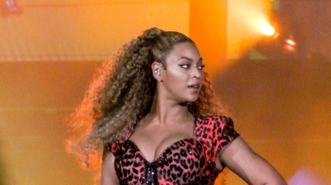 Beyonce kljub nekaj odvečnih kilogramih očarala z ultra ozko obleko