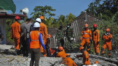 Popotresni Lombok: število žrtev narašča, reševanje in pomoč zaradi uničenih cest oteženo