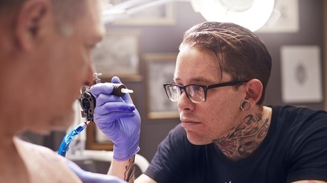 Evropska unija se še ni poglobila v barvila za tetoviranje, čeprav so nekatere sestavine nevarne