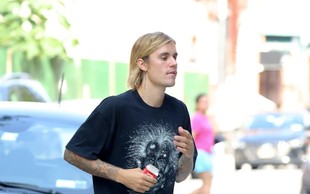 Justinu Bieberju je očitno boljše: Paparaci so ga ujeli na sprehodu z ljubljenčkoma!