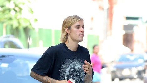 Justinu Bieberju je očitno boljše: Paparaci so ga ujeli na sprehodu z ljubljenčkoma!