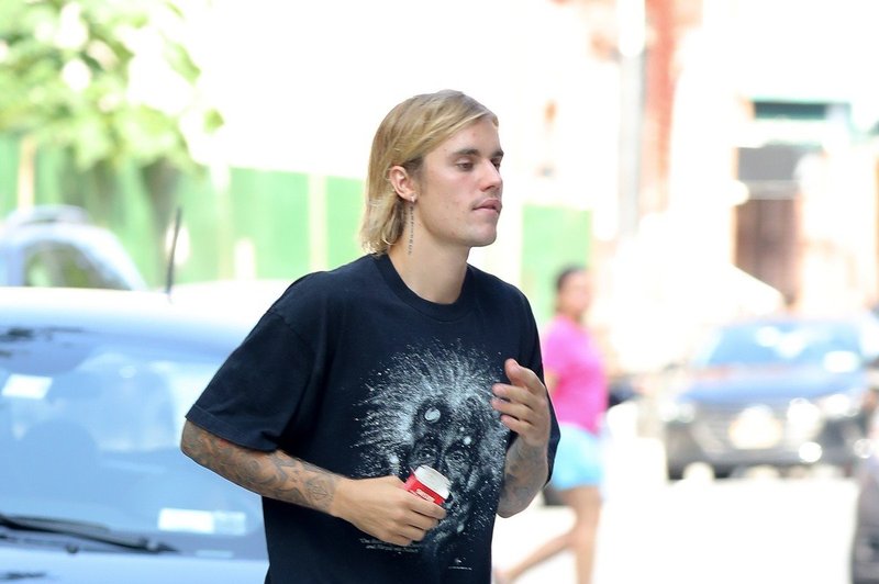 Justinu Bieberju je očitno boljše: Paparaci so ga ujeli na sprehodu z ljubljenčkoma! (foto: Profimedia)