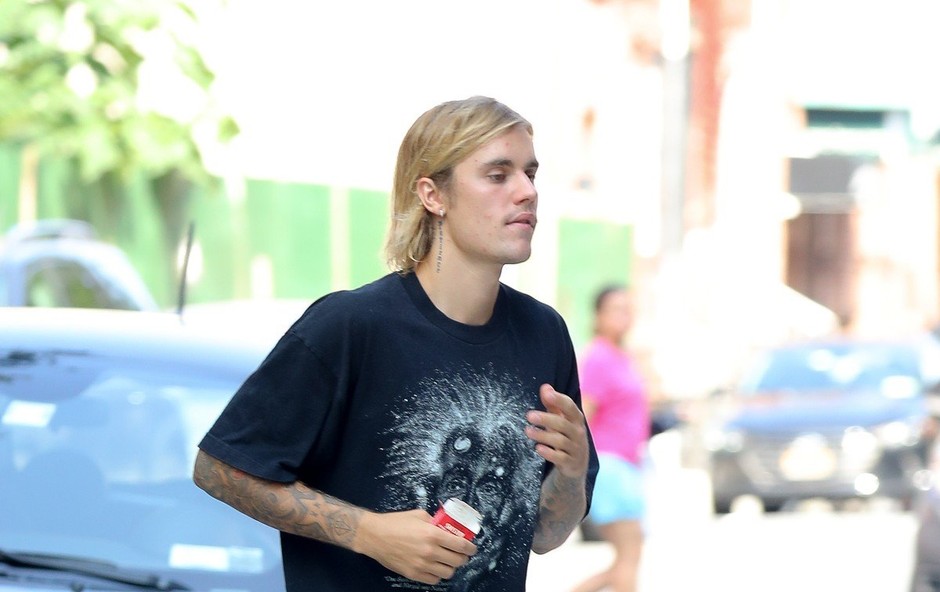 Justinu Bieberju je očitno boljše: Paparaci so ga ujeli na sprehodu z ljubljenčkoma! (foto: Profimedia)