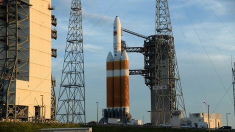 Po zapletih so z zamudo v Cape Canaveralu le izstrelili sondo, ki naj bi vstopila v Sončevo korono