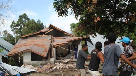 Sveže številke: potres na indonezijskem otoku Lombok je terjal več kot 400 življenj