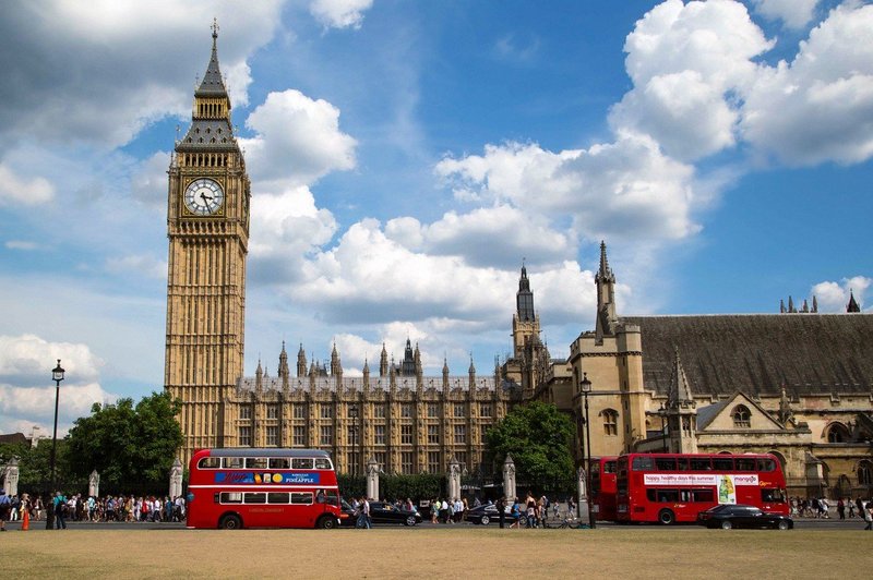 Počena cev prekinila delo britanskega parlamenta (foto: Profimedia)