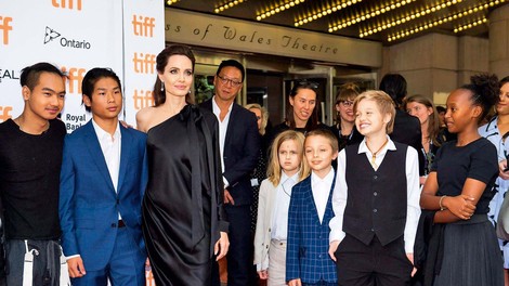 Angelina Jolie ni za dogovor z Bradom Pittom
