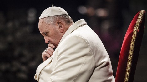 Papež odklonil poljubljanje prstana iz strahu pred okužbami