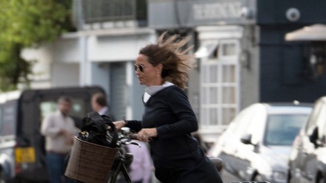 Pippi Middleton med kolesarjenjem po Londonu veter privzdigoval krilo