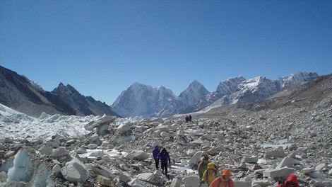 Na vrh Everesta je letos stopilo 563 plezalcev, najvišja gora na svetu pa je vzela šest življenj