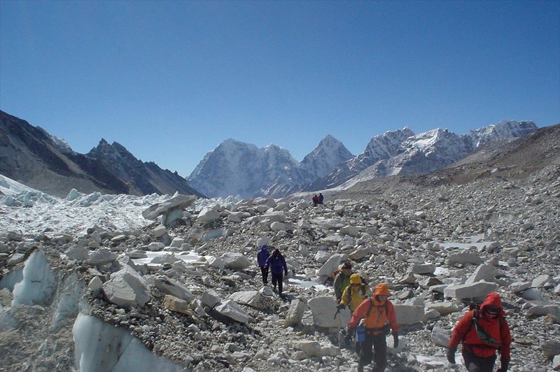 Na vrh Everesta je letos stopilo 563 plezalcev, najvišja gora na svetu pa je vzela šest življenj (foto: profimedia)