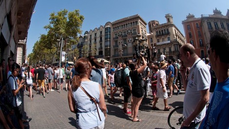 V Barceloni ob poskusu napada na policijsko postajo ubit moški
