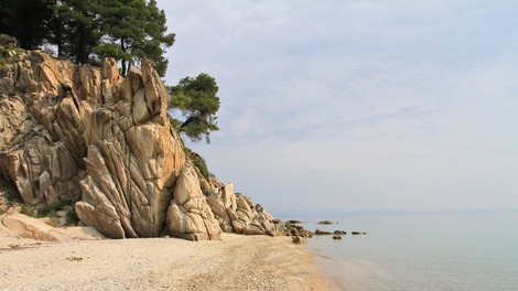 Kamenčki s plaže na grškem otoku Skiatos vas lahko stanejo malo bogastvo