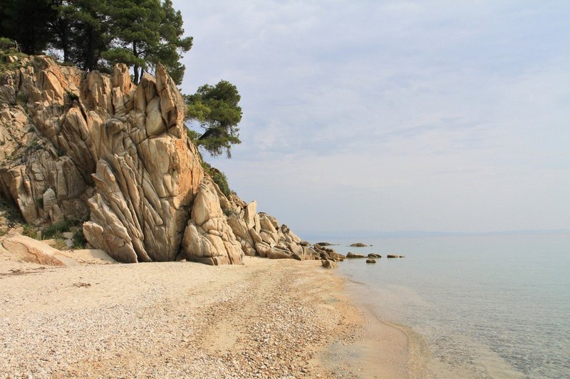 Kamenčki s plaže na grškem otoku Skiatos vas lahko stanejo malo bogastvo (foto: profimedia)