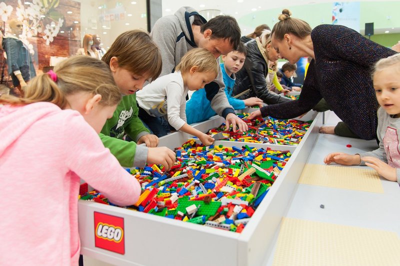 Lego kocke že od nastanka vzpodbujajo ustvarjalnost in domišljijo otrok in odraslih po svetu. (foto: Lego)