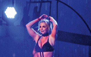 Britney Spears  v super formi - na odru se odlično znajde