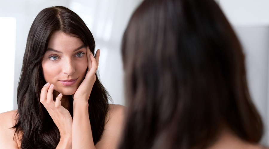 Skrivnost popolno naličenih žensk – dobra podlaga! (foto: Nivea)