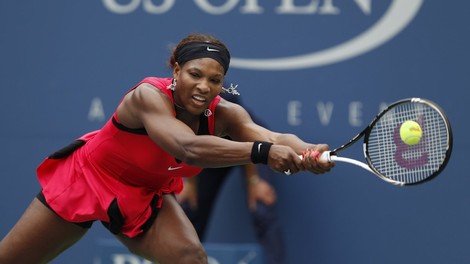 Serena Williams z novo teniško opravo v Parizu sprožila razpravo o prevelikem odstopanju od ustaljene obleke