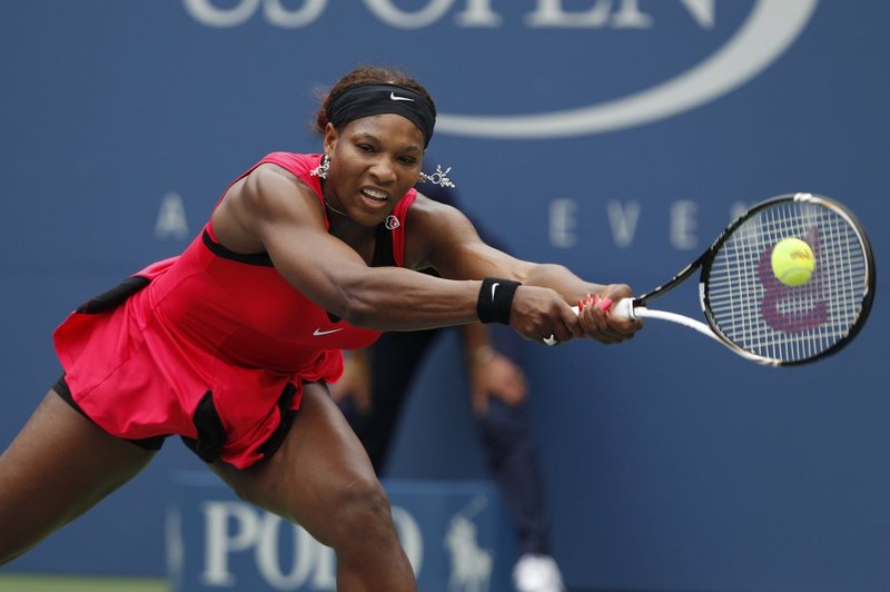 Serena Williams z novo teniško opravo v Parizu sprožila razpravo o prevelikem odstopanju od ustaljene obleke (foto: profimedia)