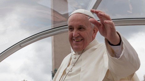 Papežev obisk na Irskem je dodatno razburkalo pismo nekdanjega vatikanskega veleposlanika v ZDA