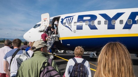 Vnovična omejitev ročne prtljage pri Ryanairu, nekaj sprememb tudi za oddane kovčke
