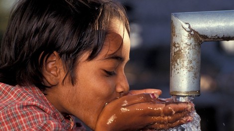 600 milijonov otrok na svetu v šoli brez pitne vode in stranišč, poroča Unicef!
