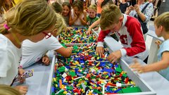Lego kocke že več kot deset desetletij vzpodbujajo ustvarjalnost otrok po vsem svetu.