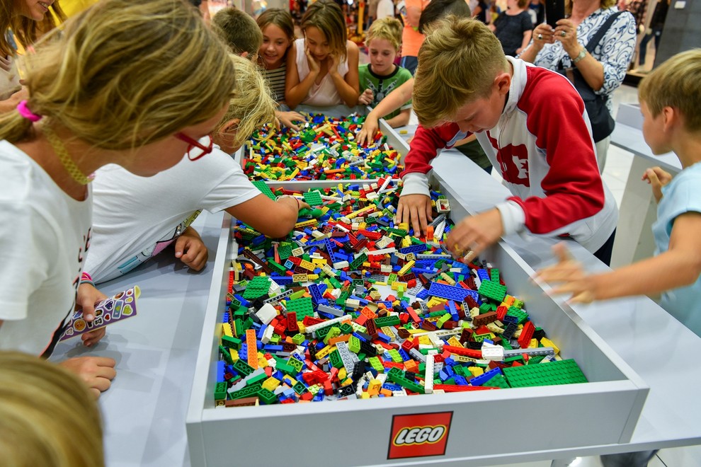 Lego kocke že več kot deset desetletij vzpodbujajo ustvarjalnost otrok po vsem svetu.