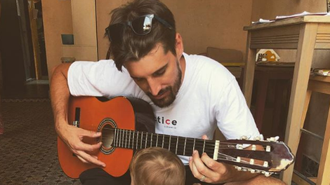 Luka Šulić na sina uspešno prenaša ljubezen do glasbe
