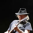 Neil Young pri 72 letih vnovič pred oltar