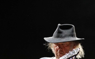Neil Young pri 72 letih vnovič pred oltar