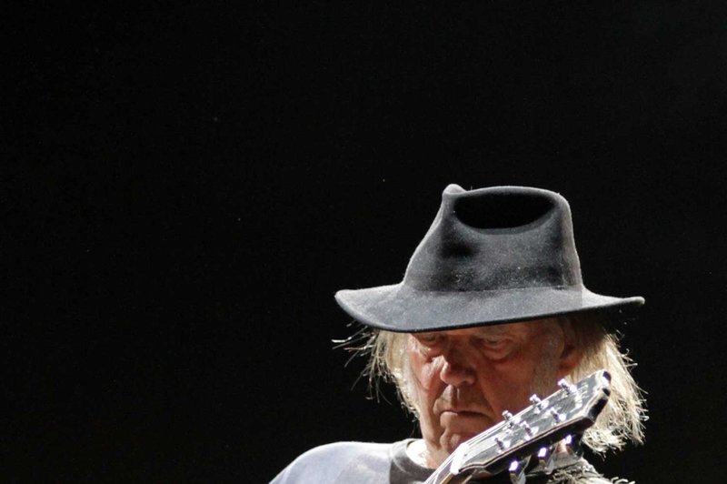 Neil Young pri 72 letih vnovič pred oltar (foto: Goran Antley)
