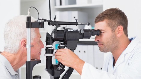 Alzheimerjevo bolezen bodo kmalu lahko napovedali že s pregledom oči