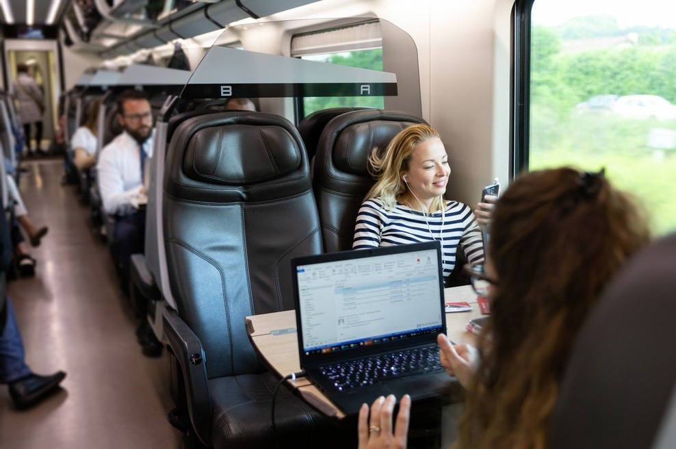 Prebiranje e-pošte na poti na delo bi se moralo šteti v delovni čas, pravijo britanski raziskovalci (foto: profimedia)