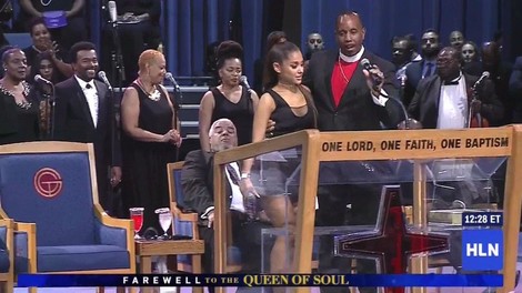 Pastor se je Ariani Grande opravičil zaradi otipavanja na pogrebu Arethe Franklin