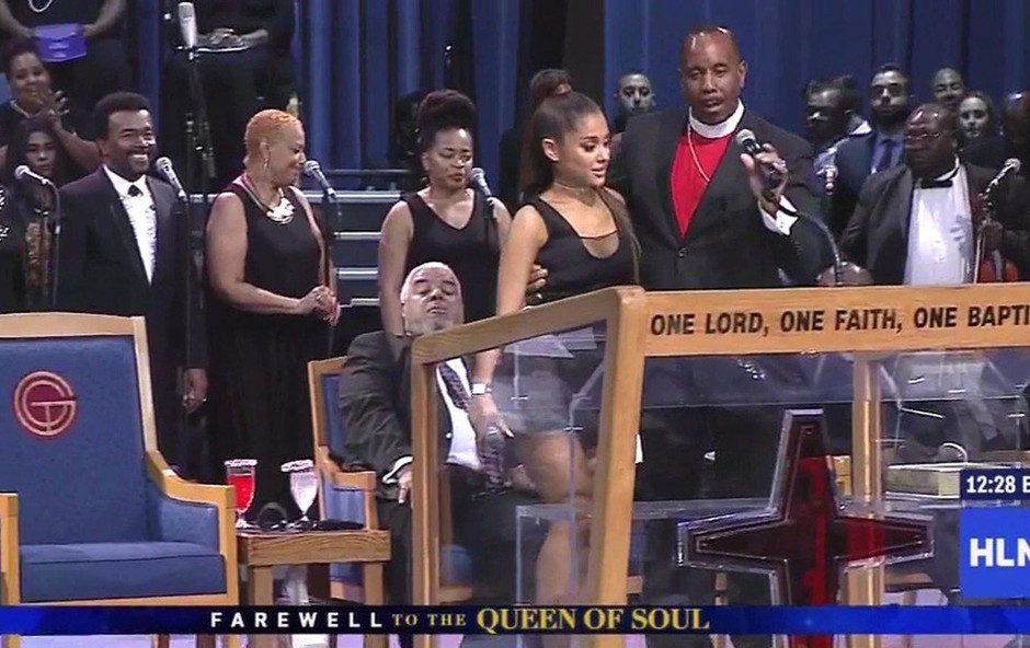 Pastor se je Ariani Grande opravičil zaradi otipavanja na pogrebu Arethe Franklin (foto: Profimedia)