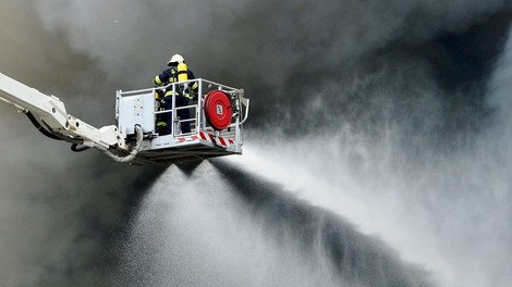 Nemčija: V požaru v rafineriji 10 ranjenih, evakuirali 1800 ljudi