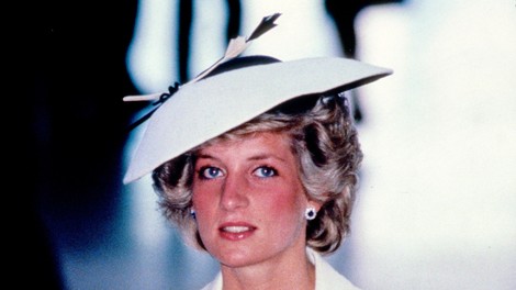 Zakaj je princesa Diana torbico vedno prislonila na svoj dekolte?