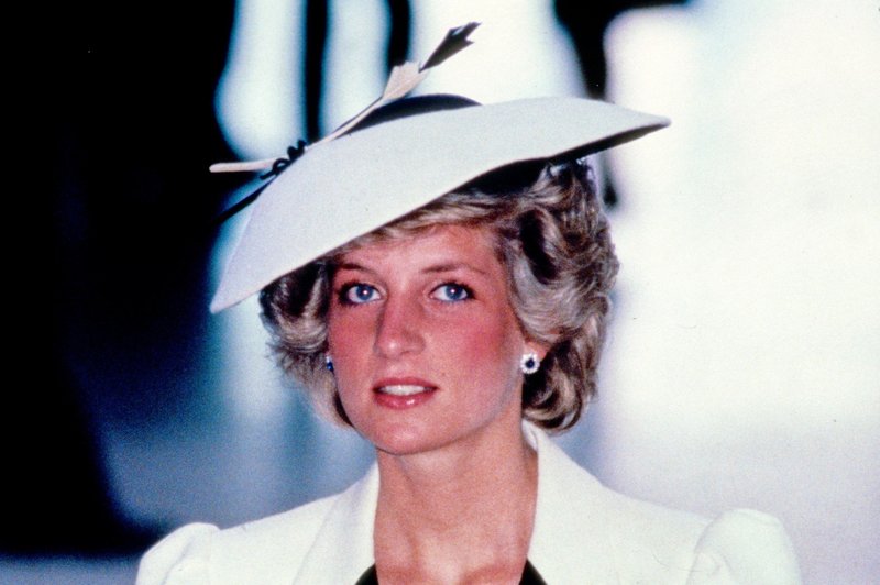 Zakaj je princesa Diana torbico vedno prislonila na svoj dekolte? (foto: Profimedia)