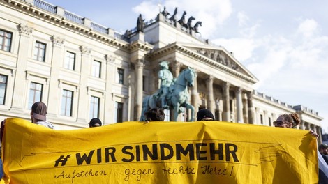 Na protestih v nemškem Chemnitzu se je zbralo več tisoč ljudi