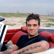 Robbie Williams po karanteni končno doma: Poglejte, kako vesela je bila družina!