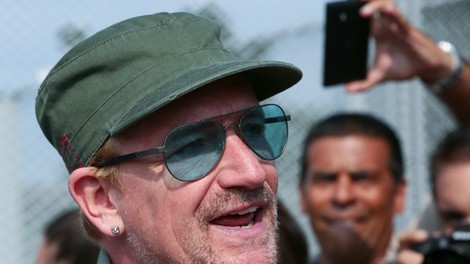 Bono po le nekaj odpetih pesmih ostal popolnoma brez glasu