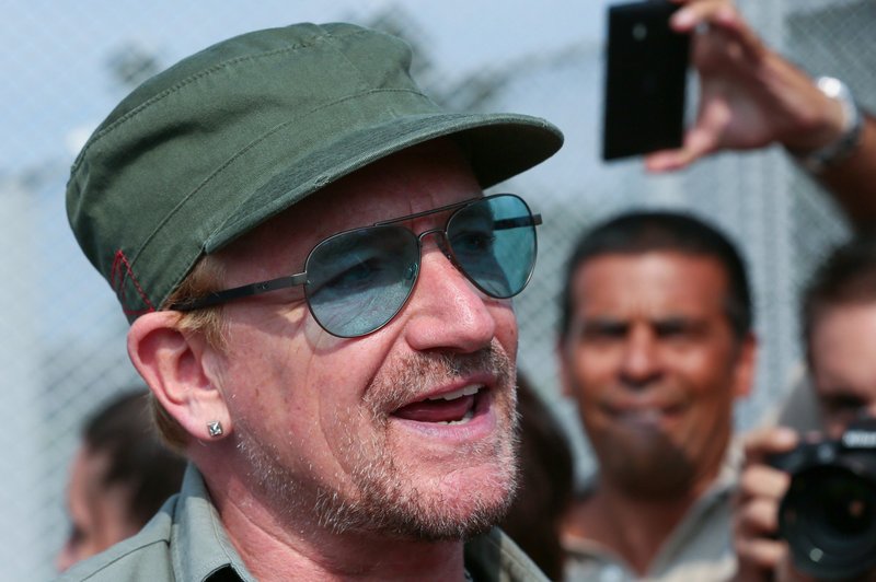 Bono po le nekaj odpetih pesmih ostal popolnoma brez glasu (foto: Profimedia)