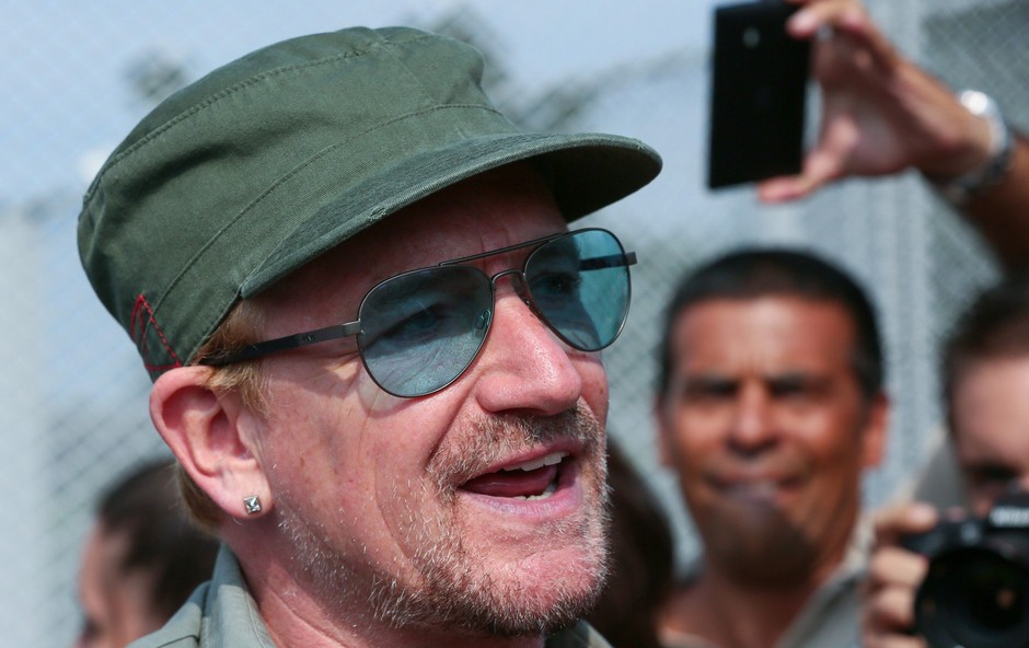 Bono po le nekaj odpetih pesmih ostal popolnoma brez glasu (foto: Profimedia)