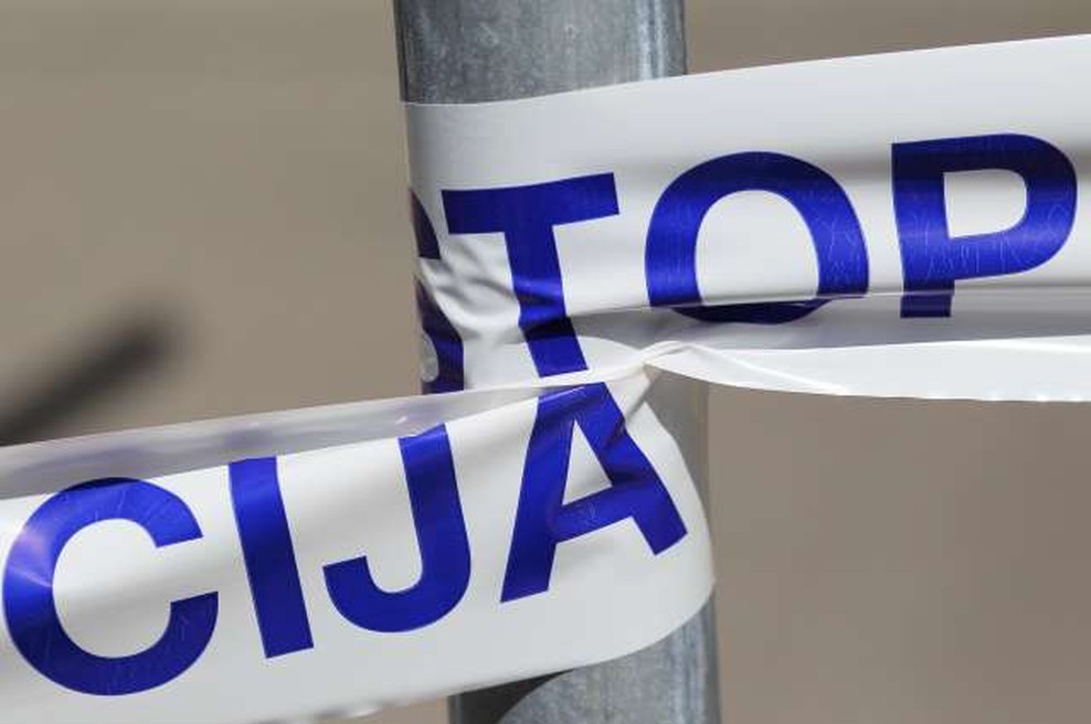 Policisti zaradi grožnje z nevarnim predmetom izpraznili stavbo v Kranju (foto: Daniel Novakovič/STA)