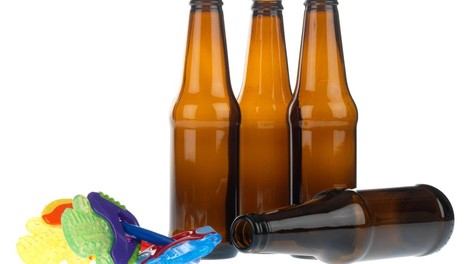 Pijana mati z dojenčkom v gostinski lokal v Luciji