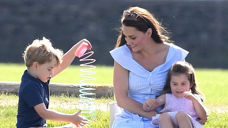Kate Middleton med nakupovanjem čevljev za princa Georga in princeso Charlotte neprijetno presenetila