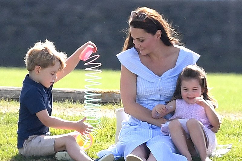Kate Middleton med nakupovanjem čevljev za princa Georga in princeso Charlotte neprijetno presenetila (foto: Profimedia)